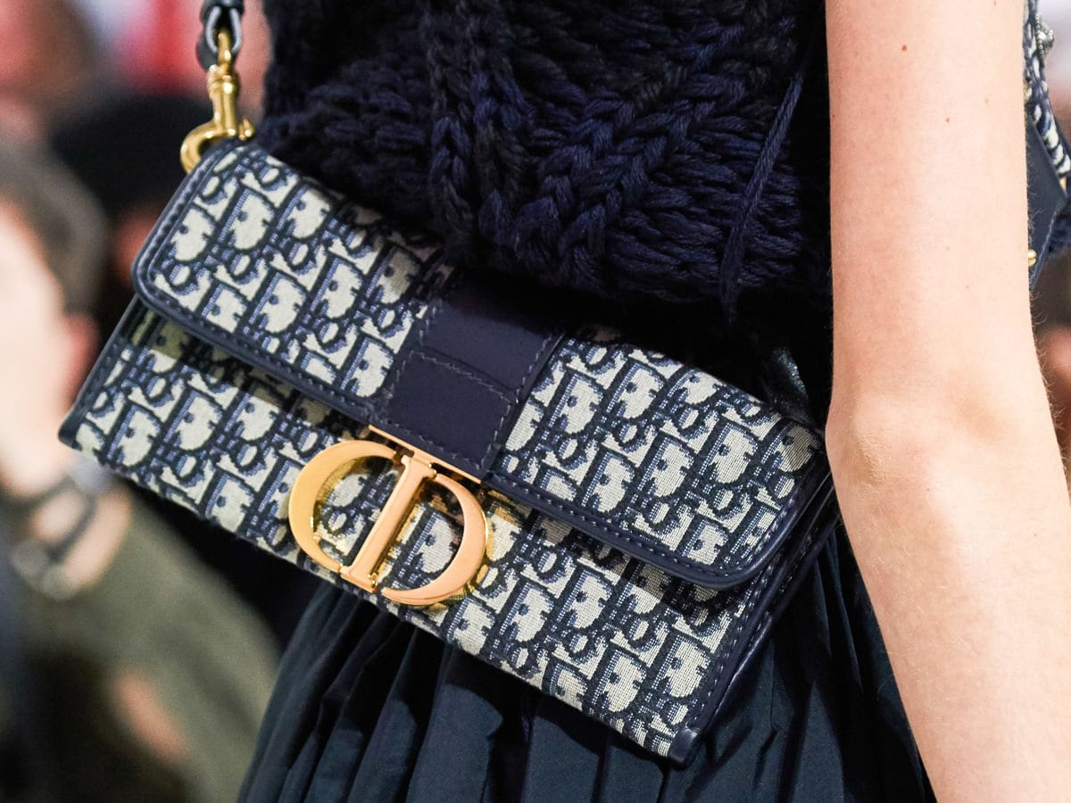 Khám phá Logo Dior mới trên những chiếc túi vang bóng một thời