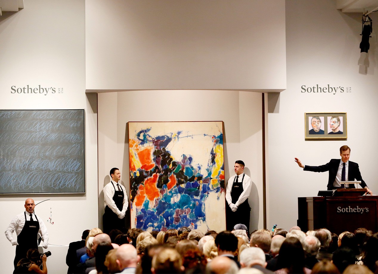 Искусство итог. Christie's и Sotheby's. Сотбис Аукционный дом в Лондоне. Аукцион Сотбис 2021. Зал аукциона Сотбис.