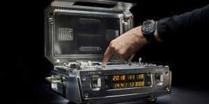Urwerk AMC – sự kết hợp không tưởng giữa đồng hồ cơ và điện tử