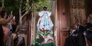 Valentino Haute Couture Thu Đông 2019: Con người hữu hạn, thế giới vô hạn