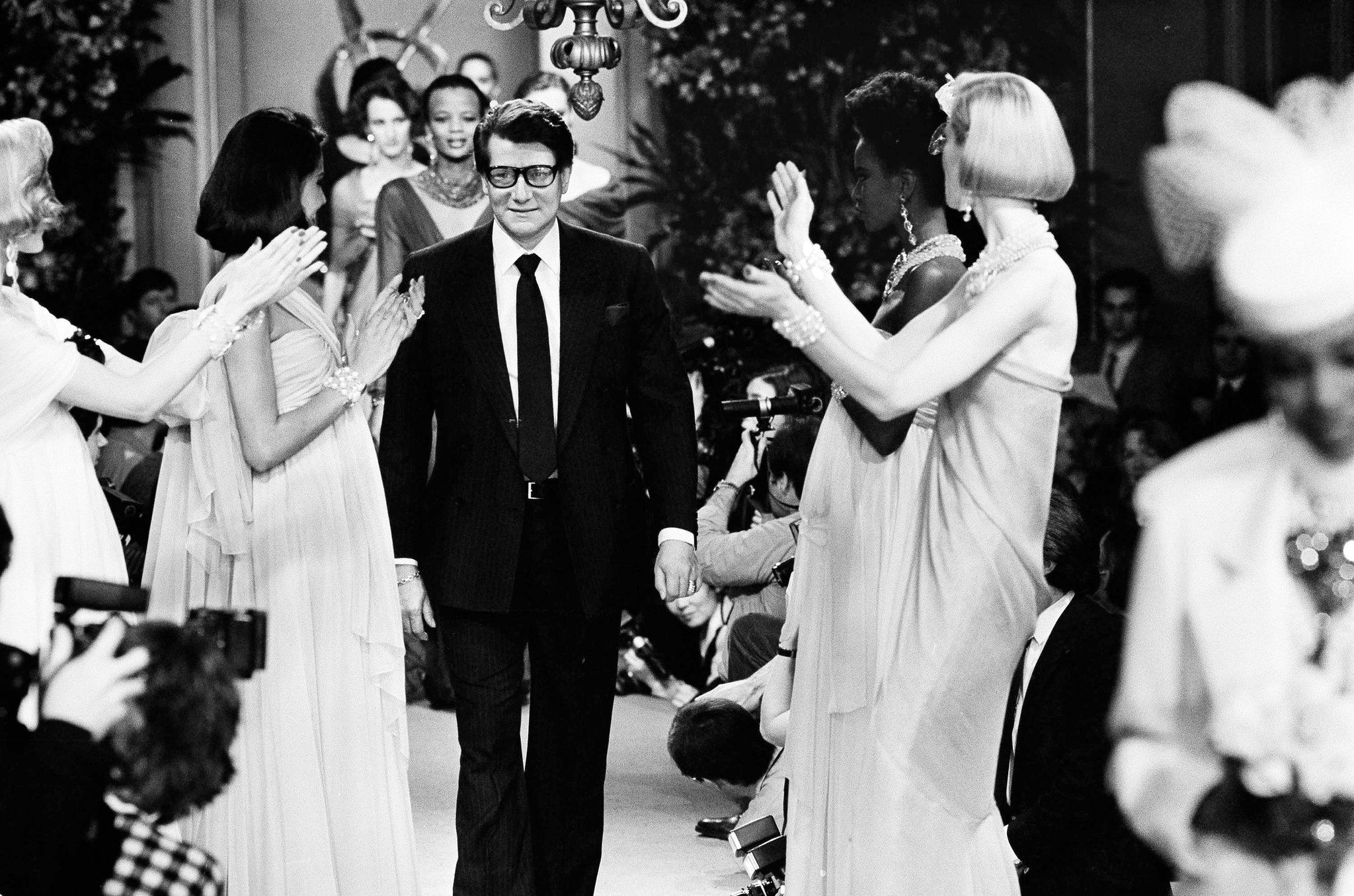 Lost Bird  Yves Saint Laurent cô độc tại đám tang của Christian Dior  Paris 1957 Khoảnh khắc cả đế chế thời trang tỉ đô đè nặng lên đôi vai của  chàng