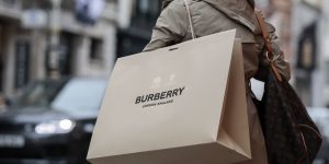 Business of Luxury: Burberry tăng trưởng doanh thu, khó duy trì phong độ