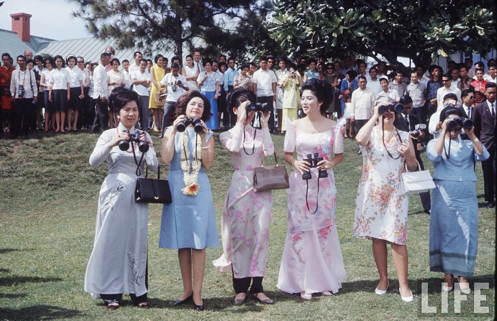 Vespa, lụa Tân Châu, kính John Lennon: Thời trang giới thượng lưu miền Nam  Việt Nam thập niên 50 - 70