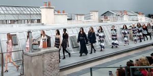 Chanel RTW Xuân-Hè 2020: Trên những mái nhà Paris