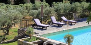 Trải nghiệm yoga nghỉ dưỡng tại khách sạn trên núi Hameau des Bauz, Provence