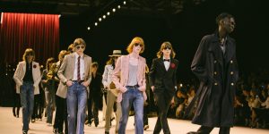 Theo từng sải chân, chiếc quần ống loe của thập niên 70 đã quay lại, mang đến niềm vui và sự phù phiếm cho thời trang nam giới