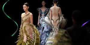Iris Van Herpen Xuân-Hè 2020: Khi “Nhà thám hiểm” couture đứng trước vẻ đẹp của đại dương sâu thẳm