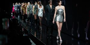 Versace Thu-Đông 2020: Tỉnh dậy từ giấc mộng của thuở vàng son
