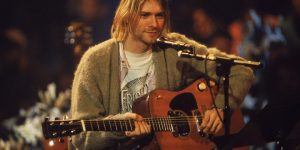 Cây đàn ghi-ta của huyền thoại Kurt Cobain đạt mức đấu giá 6 triệu USD