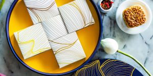 Bánh Trung thu Renaissance Riverside Sài Gòn: Độc đáo đến từ chất liệu sơn mài, phủ vàng lá 18k