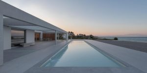 Nghỉ dưỡng thiên đường cùng tuyệt tác kiến trúc tối giản bên bãi biển Hy Lạp