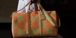 Nhân viên của Louis Vuitton bị cáo buộc bán túi chưa được phát hành cho dân làm giả