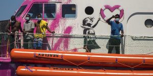 Con thuyền của Banksy vừa giải cứu 219 người tị nạn mắc kẹt ở Biển Địa Trung Hải
