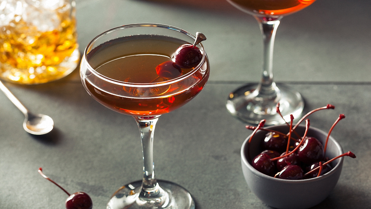 Cocktail Manhattan có vị như thế nào và được phục vụ trong hoàn cảnh nào?