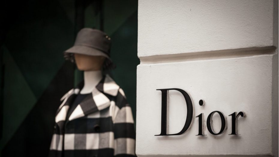 Nếu bạn là tín đồ của thời trang, thì không thể bỏ qua thương hiệu Dior trong thị trường Trung Quốc! Từ những bộ sưu tập mới nhất tới những thiết kế kinh điển, Dior luôn là lựa chọn hàng đầu của những tín đồ thời trang. Đừng bỏ lỡ cơ hội để khám phá các sản phẩm của Dior và cảm nhận sự sang trọng và đẳng cấp đích thực.
