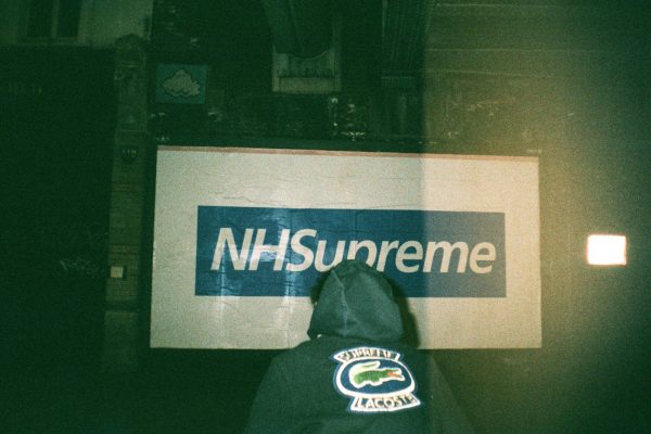 Emily Yap đã chụp một người trượt ván trẻ tuổi trước nhãn hiệu thời trang dạo phố Supreme, mang biểu tượng NHS “để thể hiện sự đoàn kết với hệ thống chăm sóc sức khỏe đang nỗ lực tối đa” trong thời gian giãn cách xã hội nghiêm ngặt của Anh