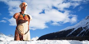 Loạt tác phẩm điêu khắc hoành tráng của Damien Hirst xuất hiện giữa băng tuyết Thụy Sĩ
