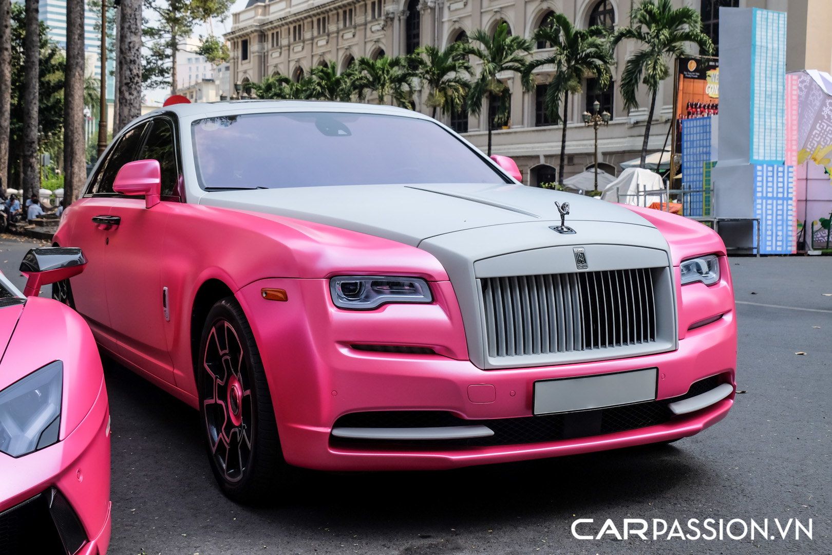 Chiêm ngưỡng chiếc RollsRoyce Phantom EWB màu hồng độc đáo