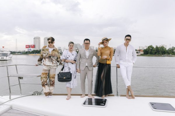 Giám đốc sáng tạo Long Kan, MC Thanh Thanh Huyền, người mẫu Long Lê, ca sĩ Châu Đăng Khoa trong một sự kiện được tổ chức trên Lagoon 630 MY 