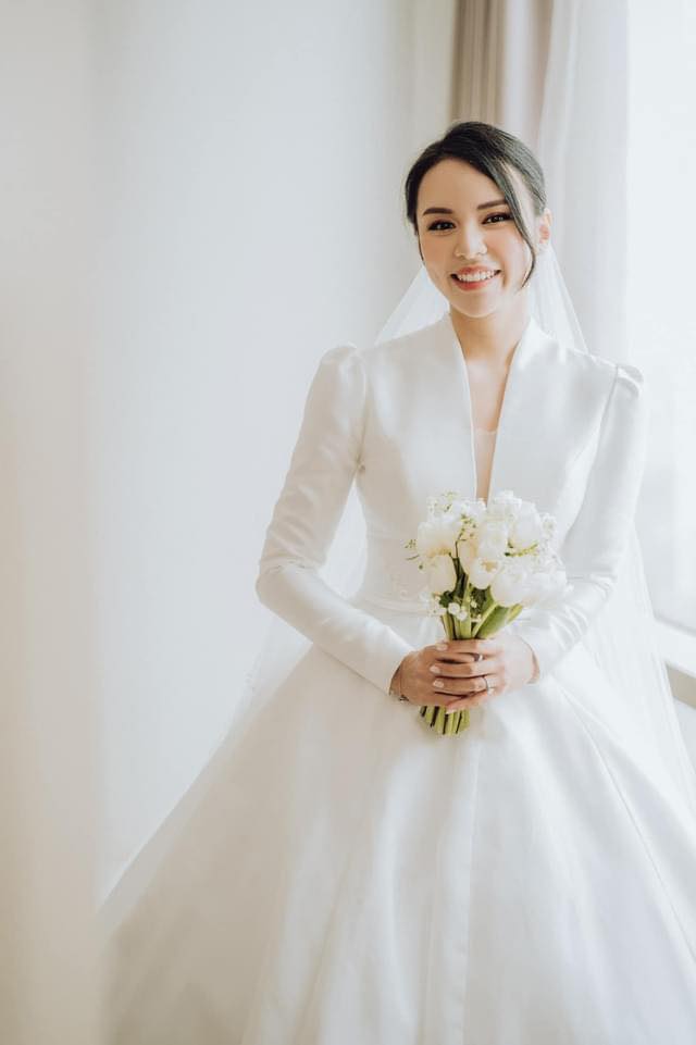 Váy cưới ren trắng cho cô dâu đi bàn phong cách trẻ trung #1094