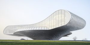 The Wave: Bảo tàng nghệ thuật 13.000 vảy nhôm bao phủ