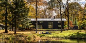 Ngôi nhà 54 tuổi bằng gỗ đen trang nhã: Cách ta ứng xử với di sản