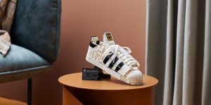 Giày thể thao adidas Originals LEGO: Dấu ấn kinh điển của adidas và những khối gạch “nhìn là biết” của LEGO