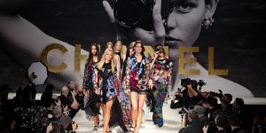 Chanel Spring 2022: Những năm 80 hạnh phúc