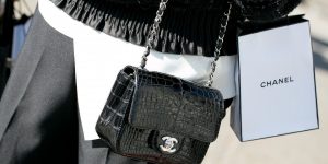 Mỗi người một túi Chanel: Chuyện gì đã xảy ra với Chanel, Hermès và cơn khát xa xỉ châu Á?