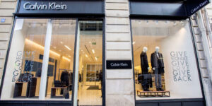 Chiến lược mới của Calvin Klein: Tiếp thị những gì đã bán, đừng tiếp thị giấc mơ!