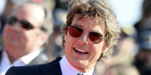 Tom Cruise diện thương hiệu Brioni tại sự kiện công chiếu bom tấn “Top Gun: Maverick”