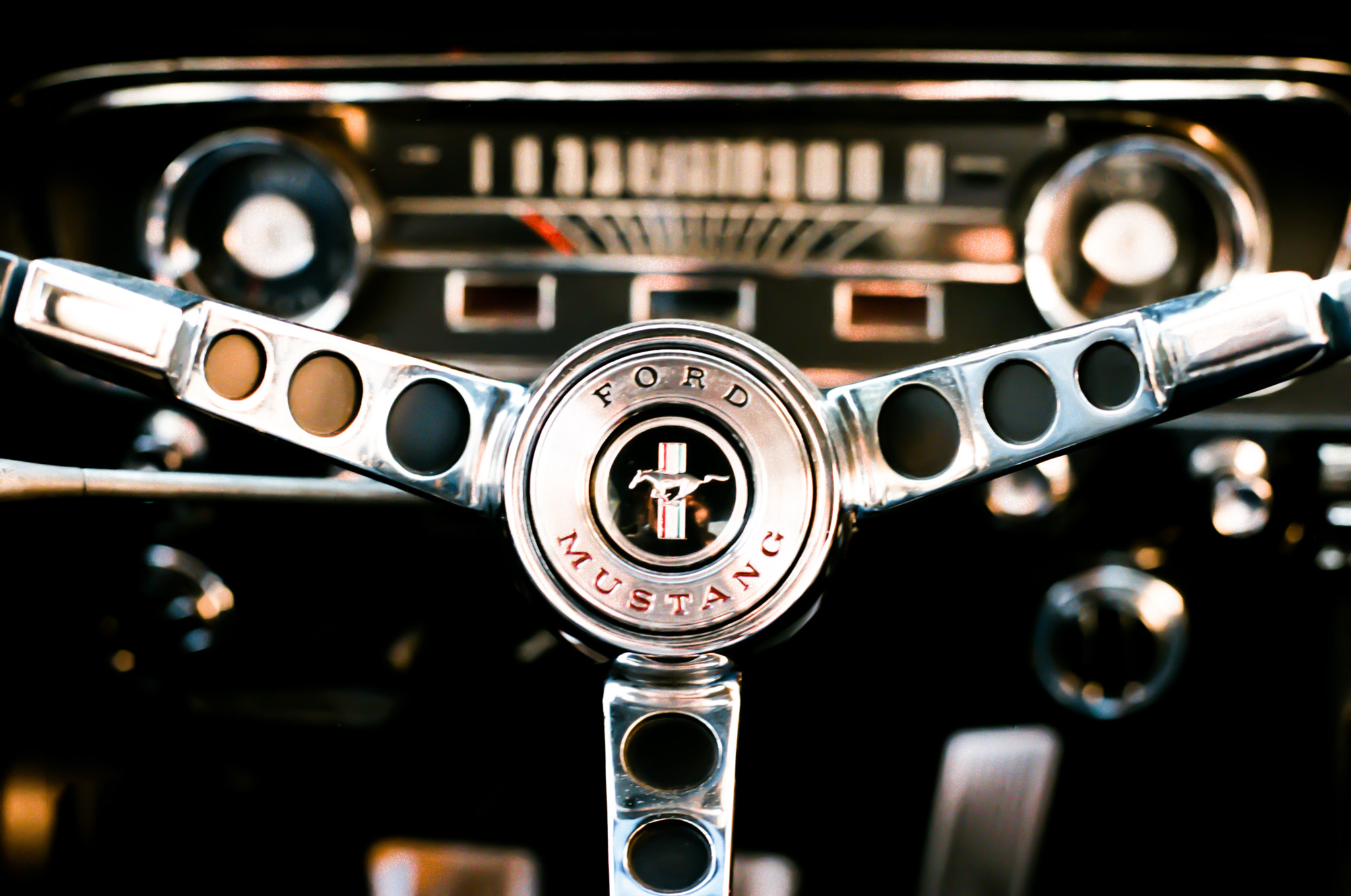 Nhiều chủ xe lựa chọn bảng điều khiển đời 1955 - 1964, photo by: Keith Selden