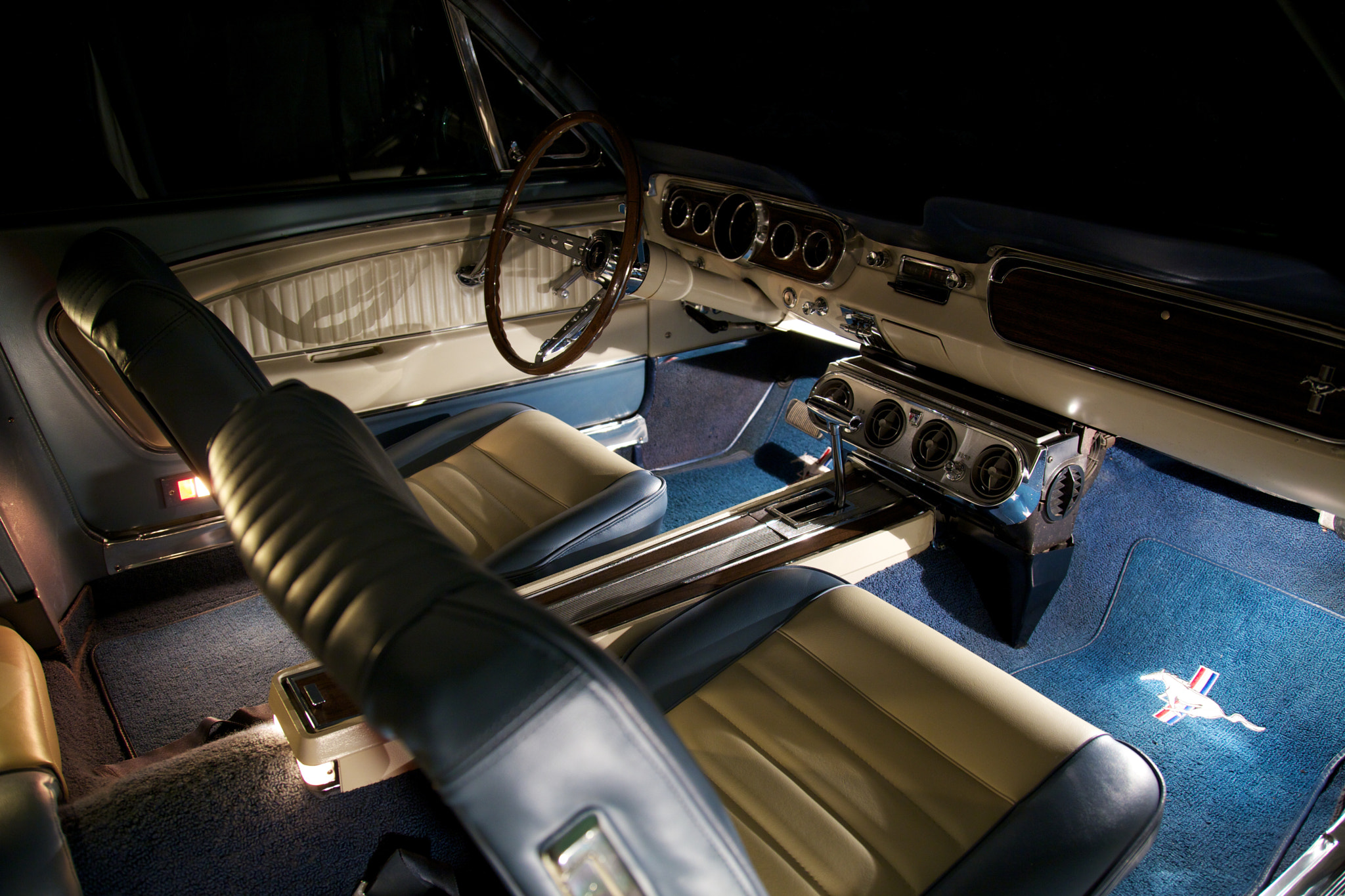 Nội thất bên trong Ford Mustang đời 1965 - photo by: Nicolas de Camaret