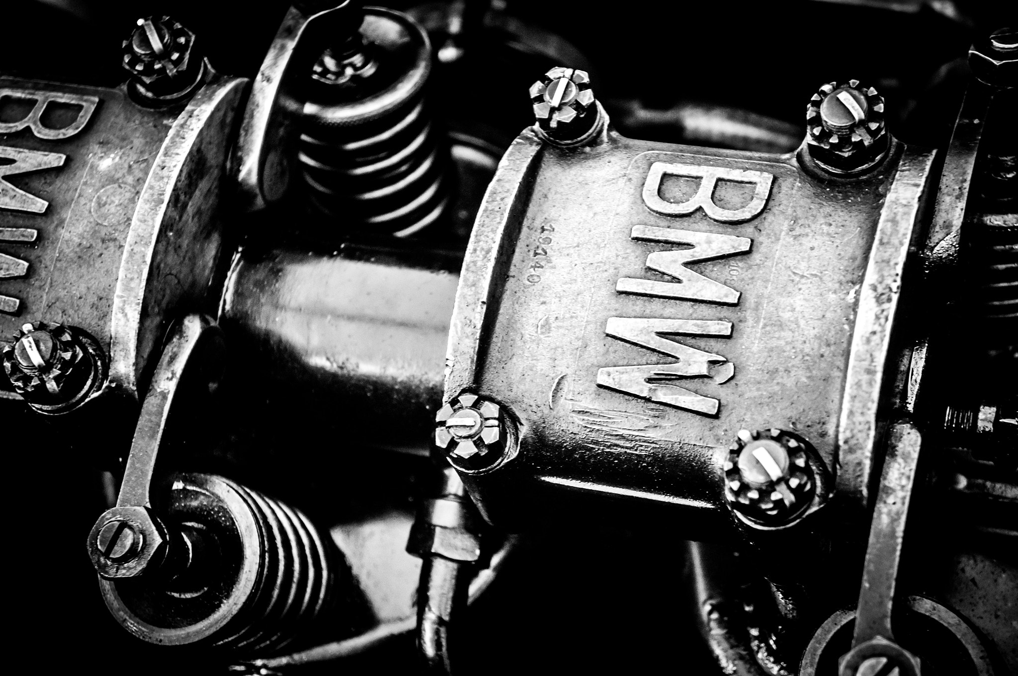 Đầu bò động cơ trục cam đơn của BMW - photo by: Mike Upton