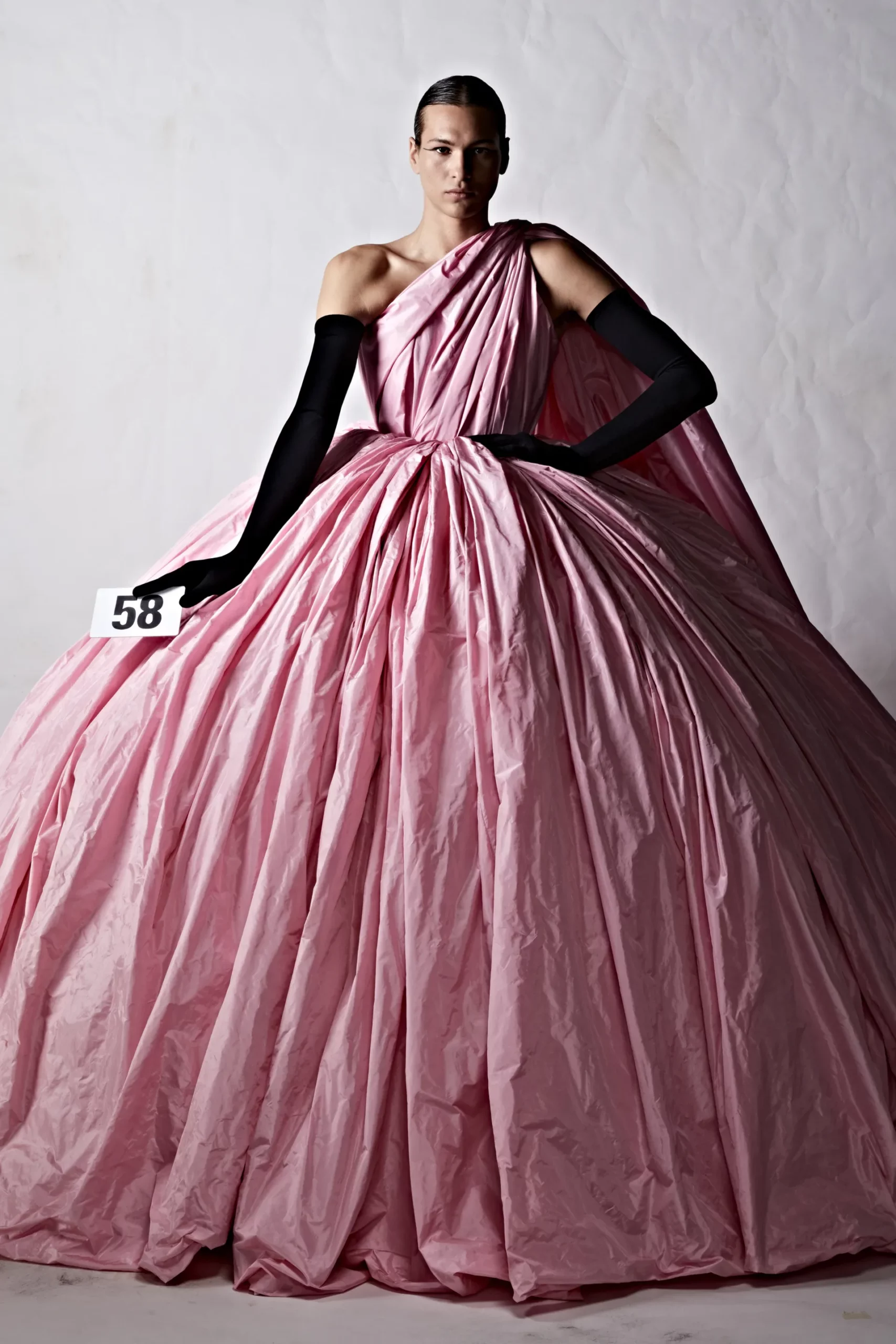 Balenciaga trở lại với Haute Couture sau 53 năm  VnExpress Giải trí
