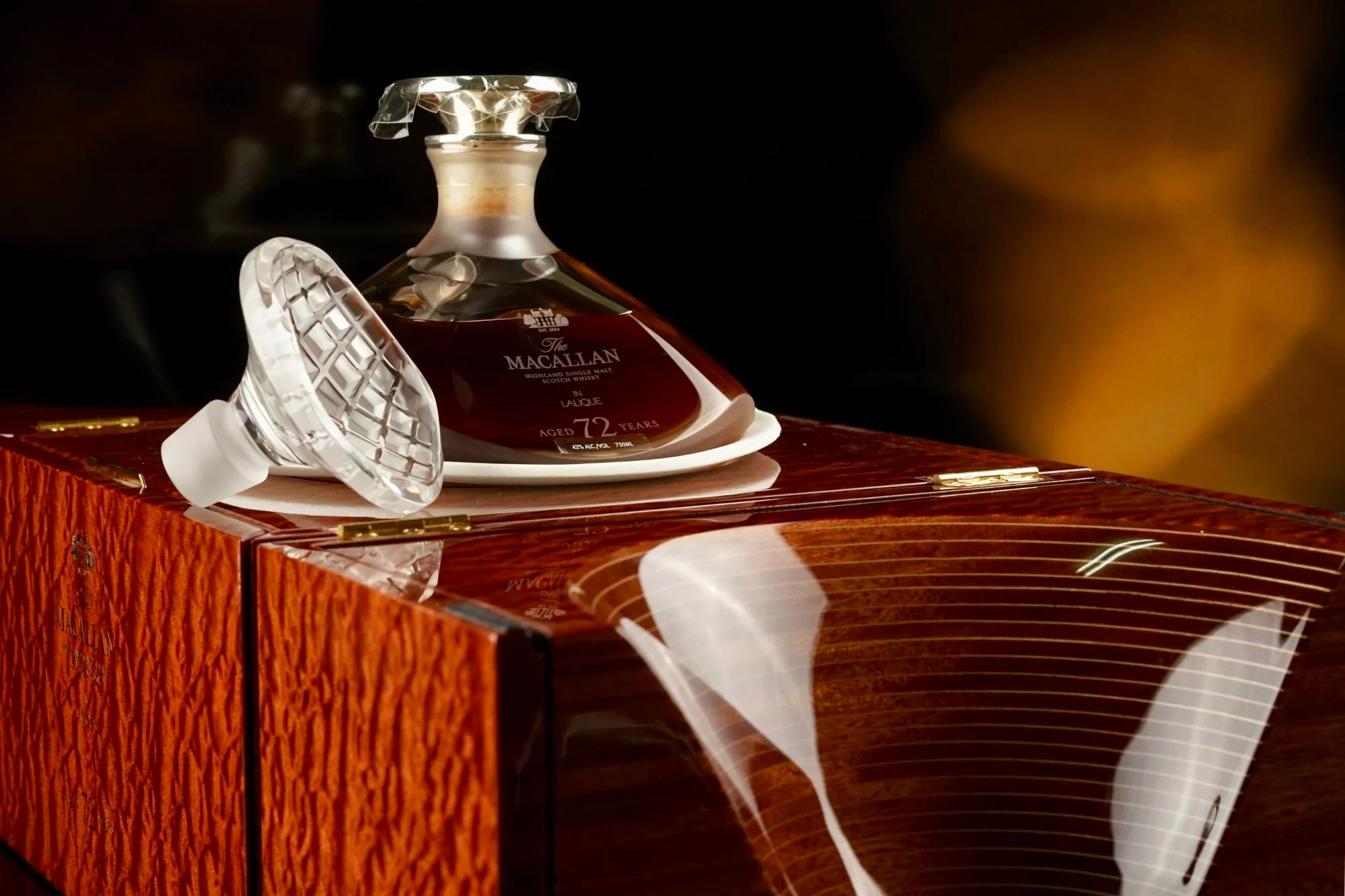 Bình rượu whisky Macallan 72 năm trong chai Lalique