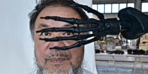 Lần đầu triển lãm với thủy tinh, Ai Weiwei tiếp tục thách thức ý niệm sống-chết