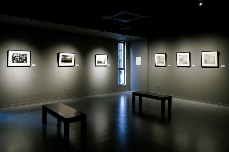 Không gian trưng bày bộ tác phẩm Silver Lining tại Hanoi Studio Gallery ...