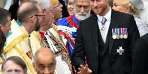 Diện Dior, Vương tử Harry gây tranh cãi tại Lễ đăng quang Vua Charles III