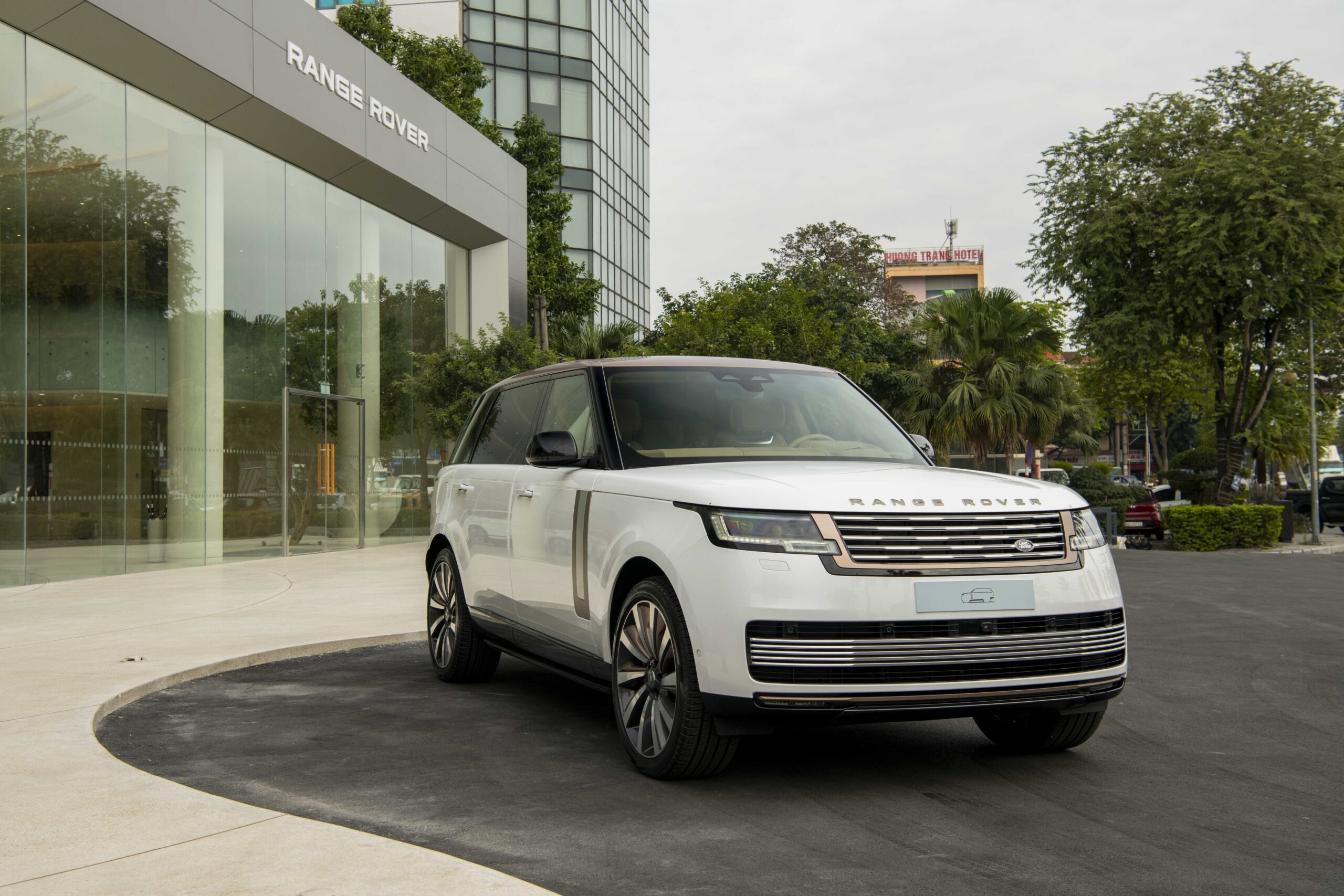 JLR Range Rover EV 2025: Giá lăn bánh, Hình ảnh, Thông số