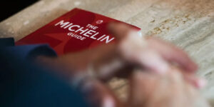 Vén màn bí mật đằng sau công việc “ăn uống” của Thanh tra Michelin