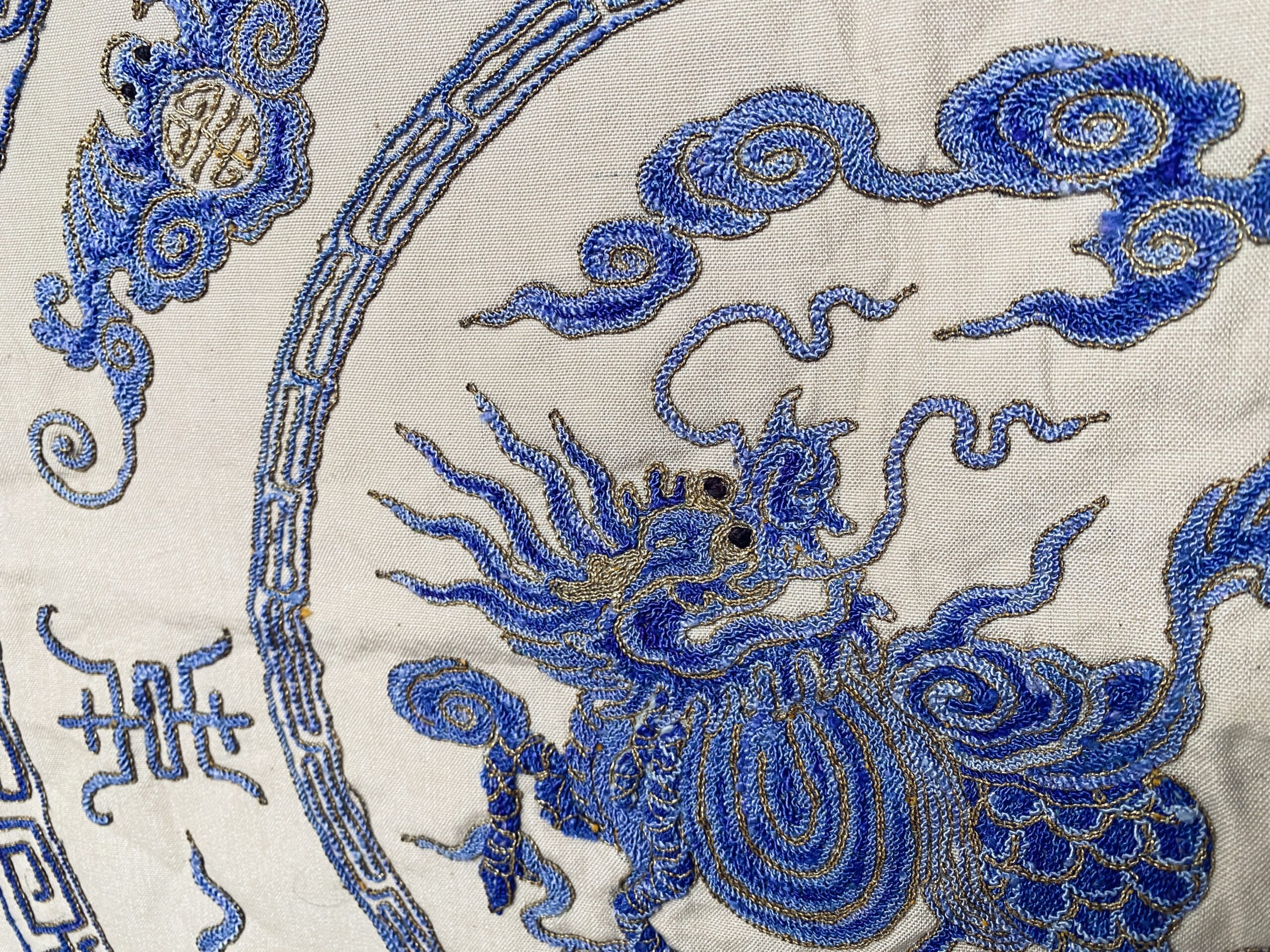 “Con rồng tơ” trong nghệ thuật thêu cổ truyền xứ Việt
