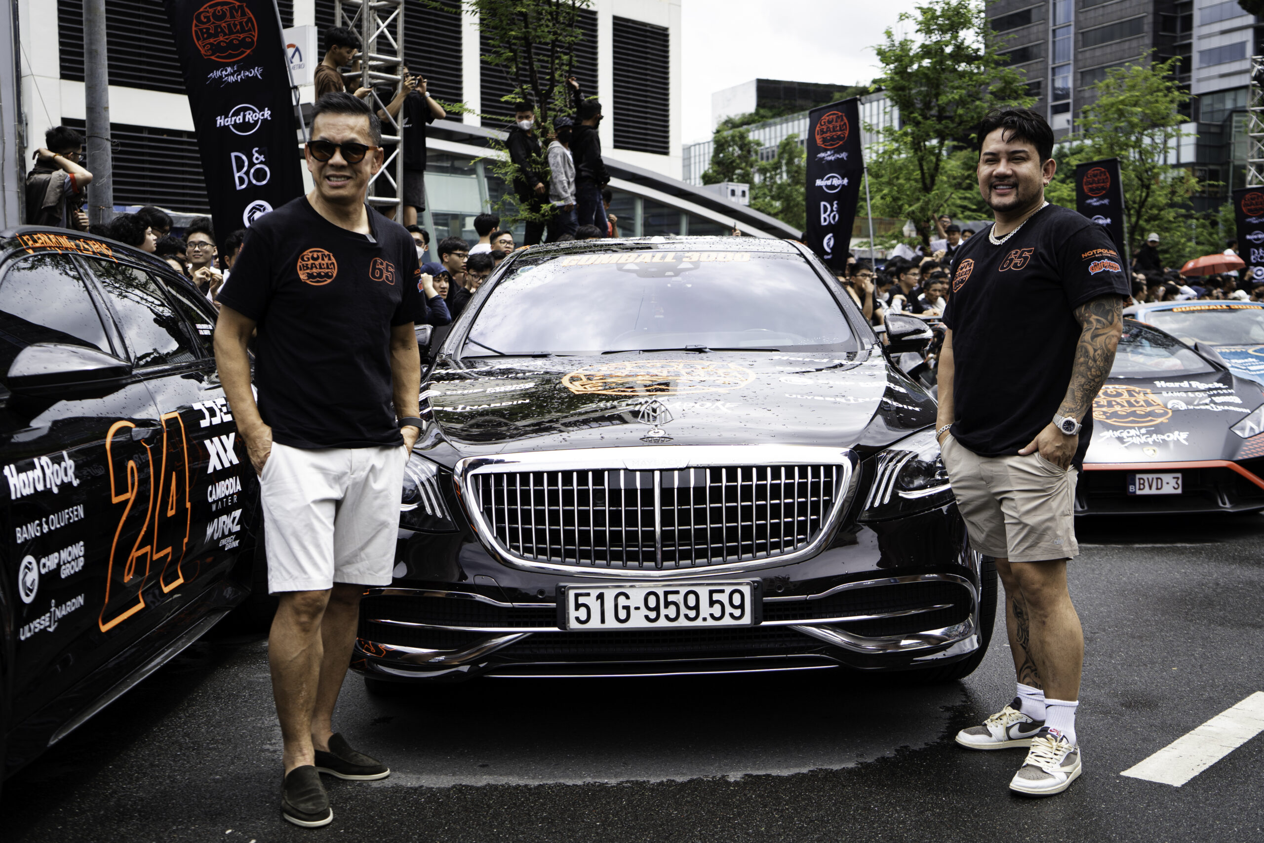 Từ trái sang: Anh Sanh Trần và anh Trí Nguyễn - hai thành viên của đội 65 tại Gumball 3000 lần thứ 25. 