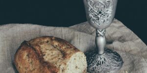 Bánh mì ly kỳ “truyện”