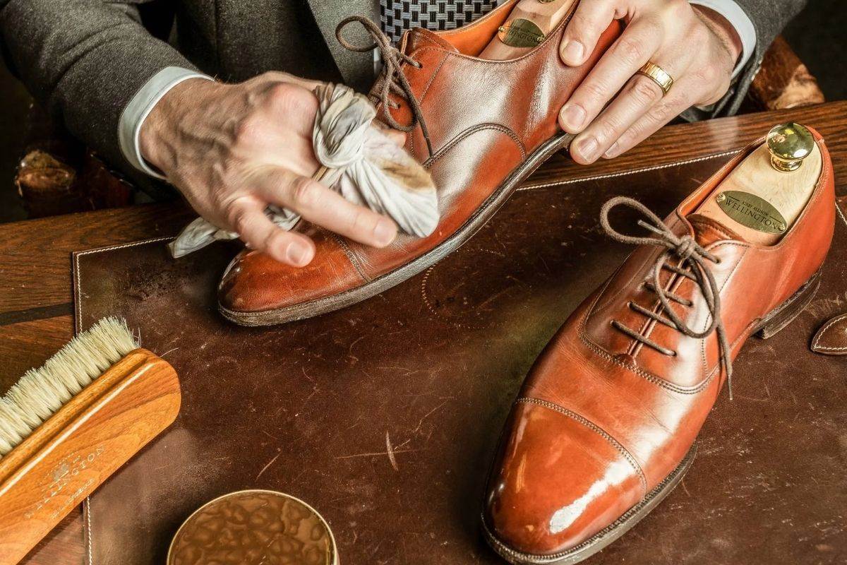 giày da mùa mưa - bảo quản giày - lau chùi giày da - luxuo