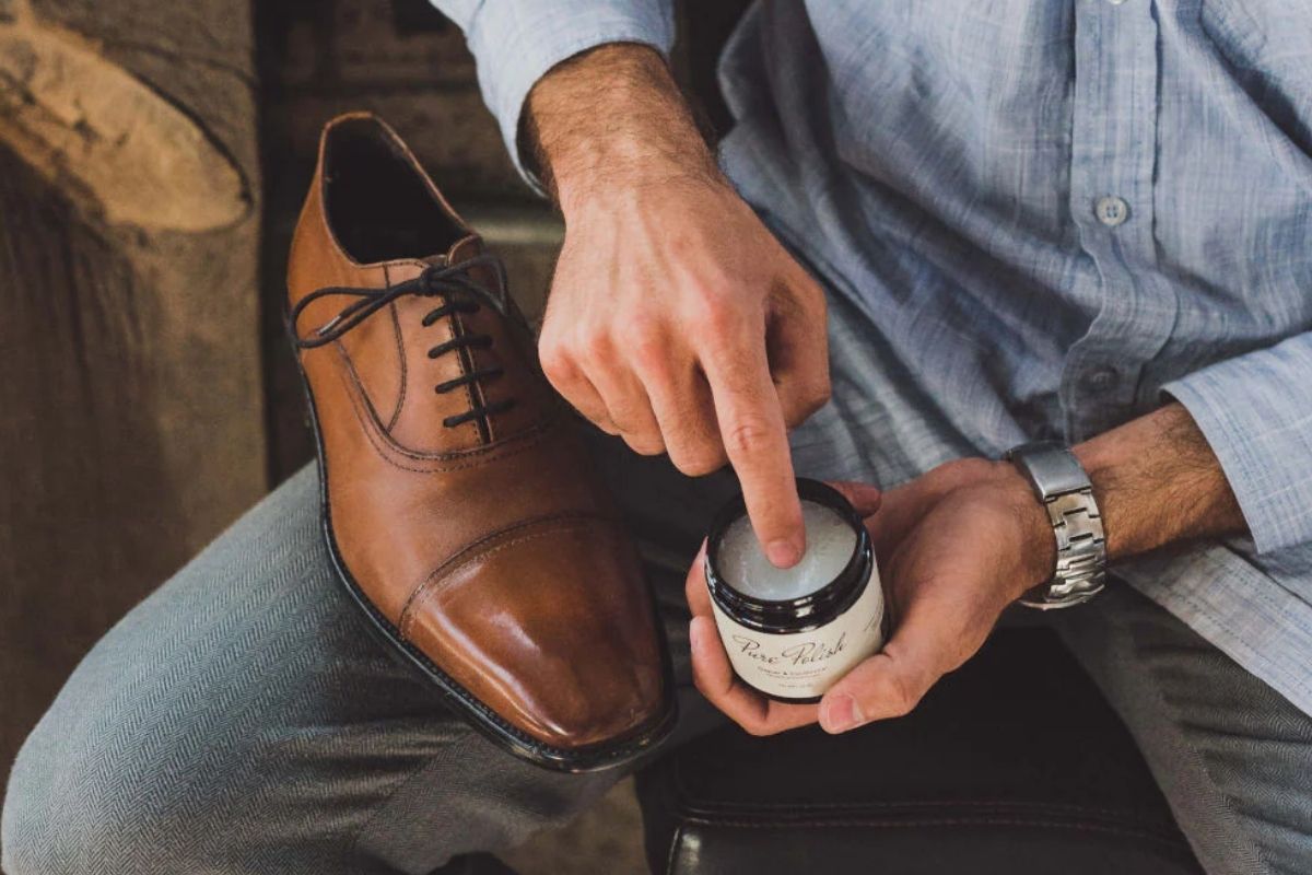 giày da mùa mưa - bảo quản giày - lau chùi giày da - luxuo1