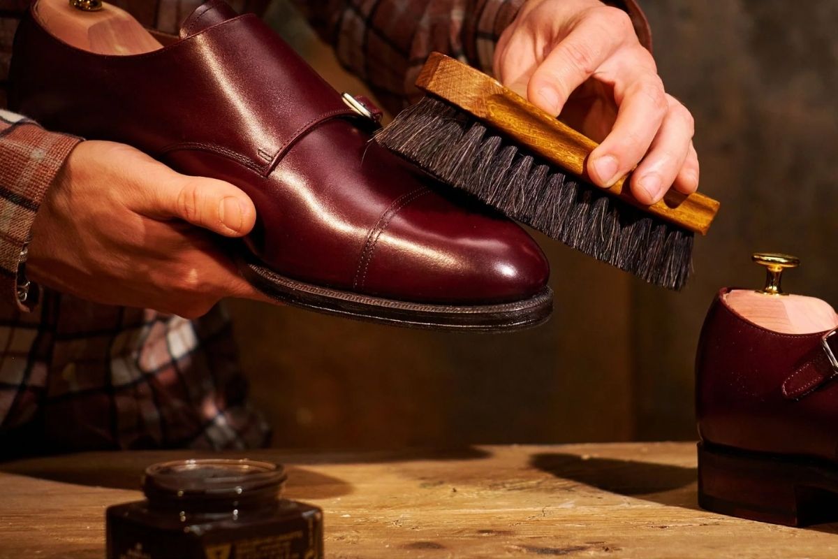 giày da mùa mưa - bảo quản giày - lau chùi giày da - luxuo2