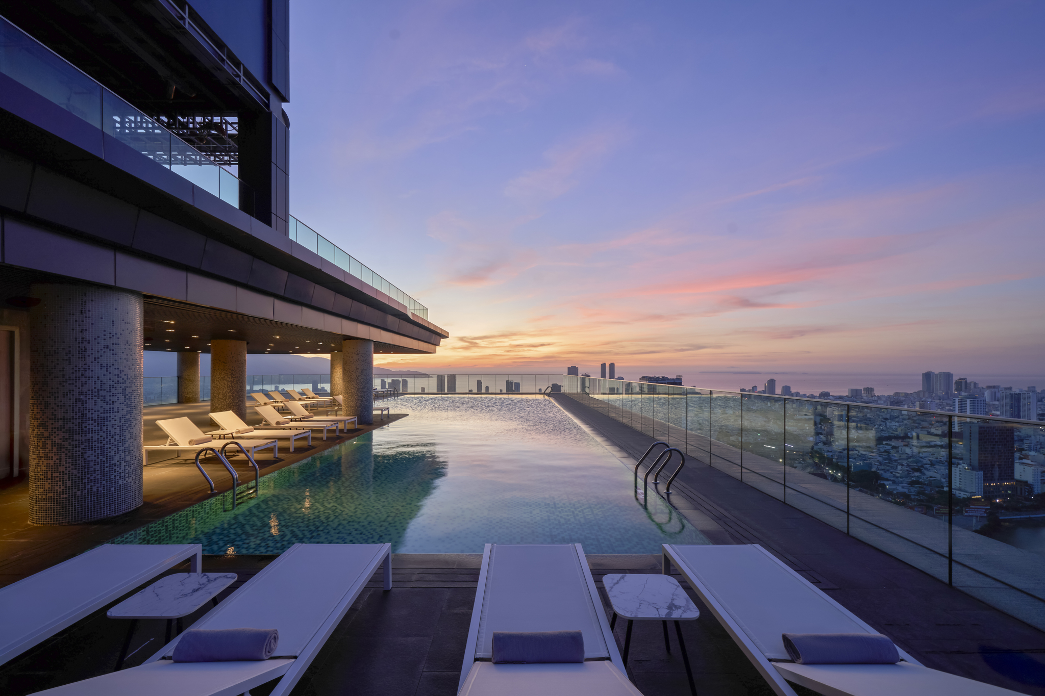 Courtyard by Marriott Danang Han River - khách sạn chuẩn 5 sao - không gian lưu trú - luxuo 2