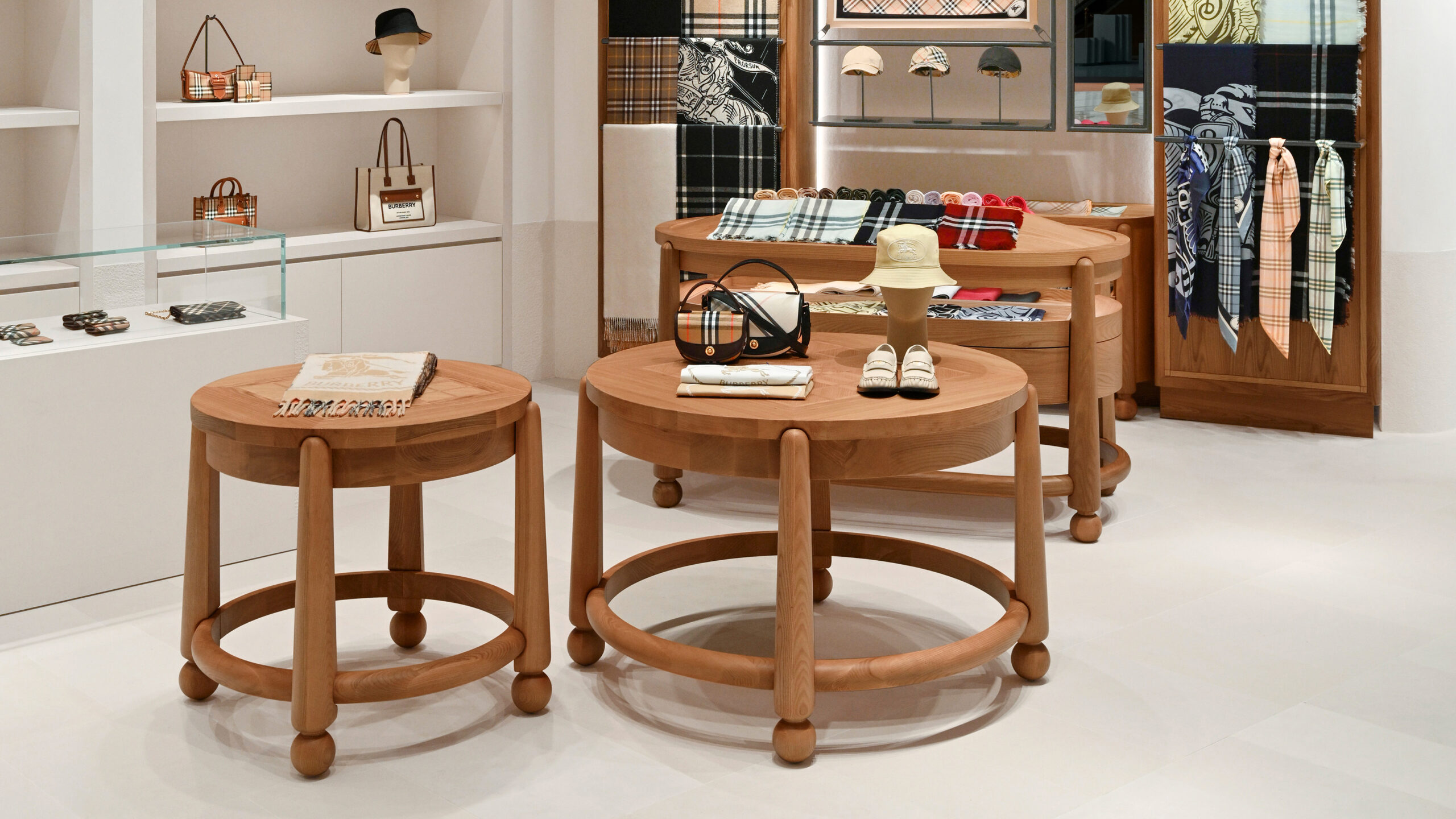 Burberry – Tràng Tiền Plaza – DAFC – kiến trúc London - Vietnam store – luxuo 4