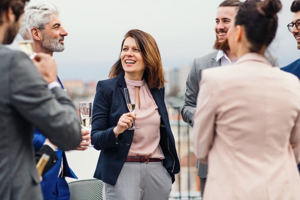 giao tiếp công việc - không rượu bia - công sở - nghệ thuật ứng xử - giao tiếp công sở - văn hóa kinh doanh - luxuo 1